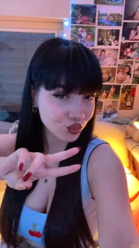 Emily OnlyFans jóvenes 4